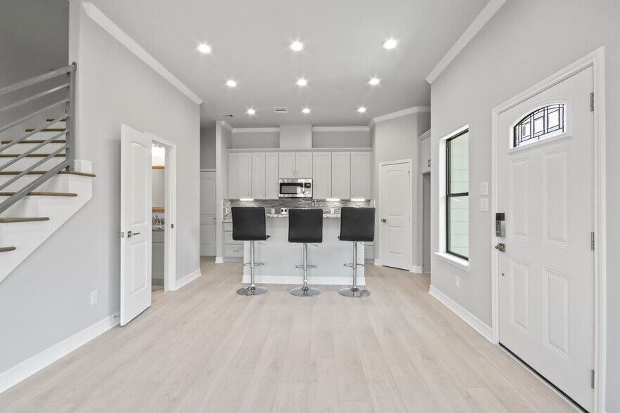Building Photo - 5415 Bacher St