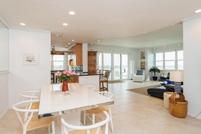 Building Photo - 2860 S Ocean Blvd