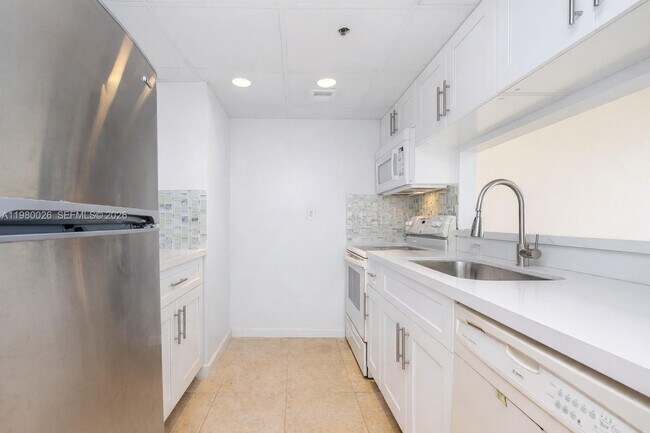 Building Photo - 7601 E Treasure Dr