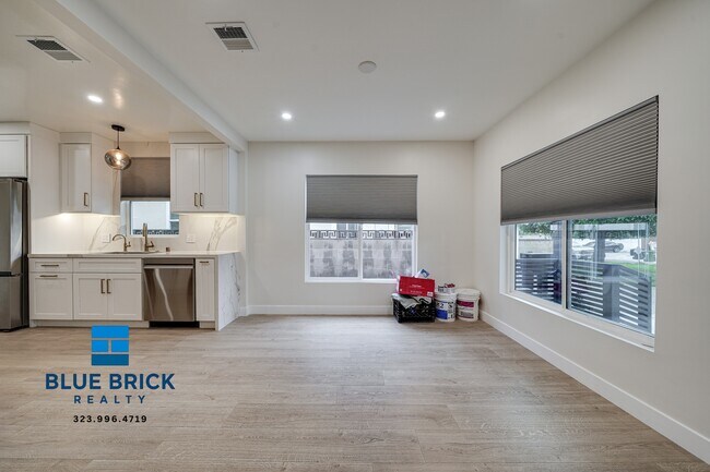 Building Photo - 5620 1/2 Radford Ave -
