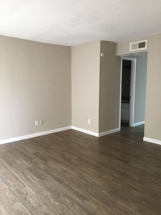 Building Photo - 2 BR 2.5 BA Two Story Townhome