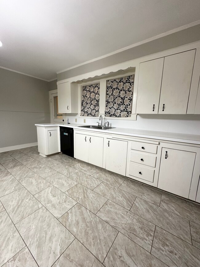 Building Photo - 1312 W University Ave