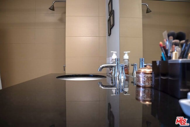 Building Photo - 460 S Spring St