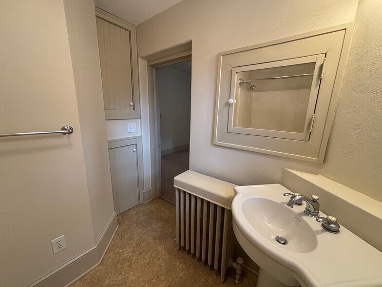 Building Photo - 1507 Hampton Ave SW