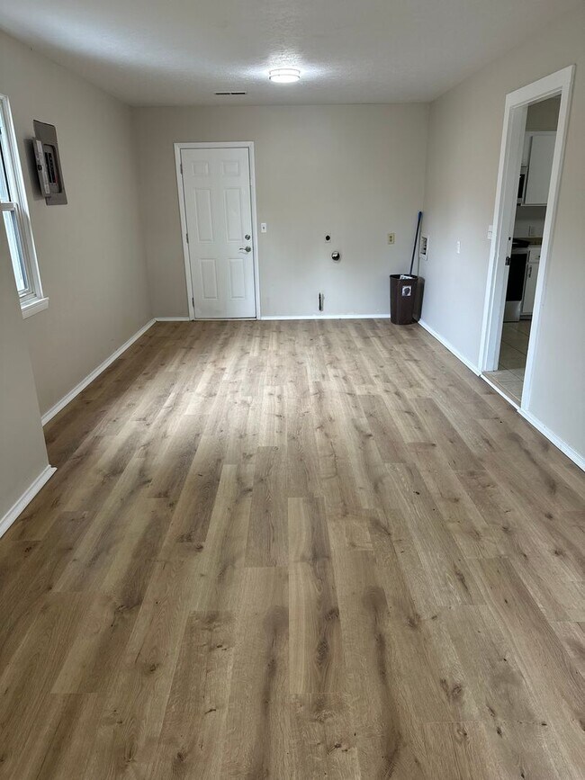 Building Photo - Available June 1st! 4-Bedroom, 1-Full Bath...