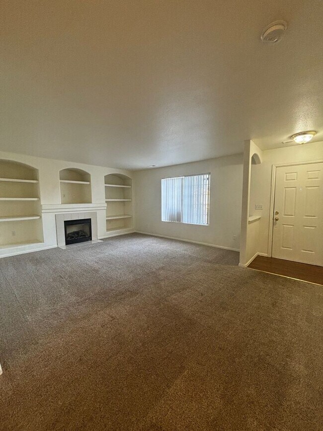 3 Bed 2 Bath Condo, Available NOW! MileS... 295 Ellers Grove