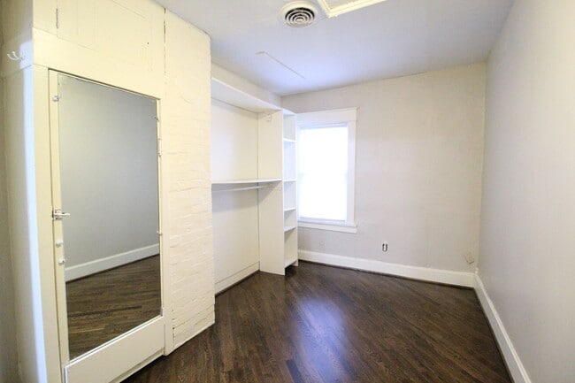 Building Photo - 2 Bedroom 1 Bath Bungalow Next to Woodside Pool