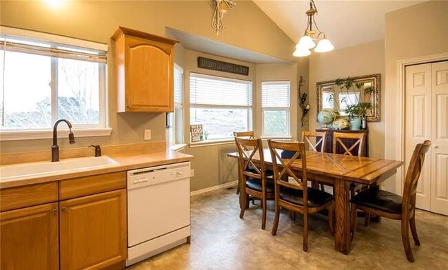 Building Photo - 4 Bedroom Home with Yard, Garage & Pet-Friendly Policy