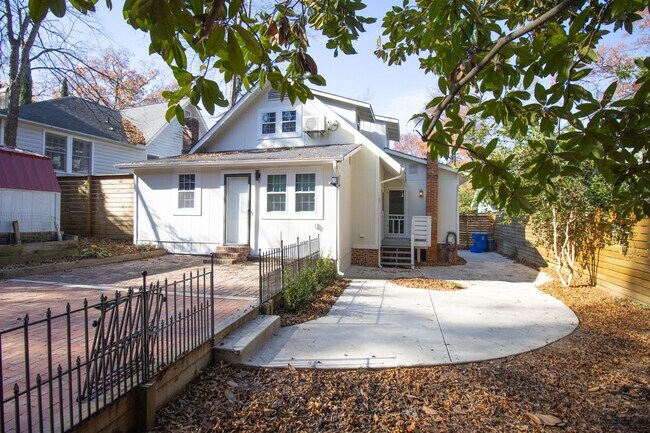 Building Photo - 3 Bedroom, 2.5 Bathroom in Shandon - The F...