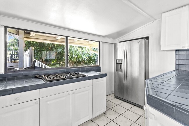 Building Photo - Charming 2BR/1BA Home with Stunning Ocean ...