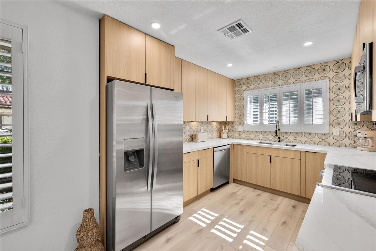 Building Photo - 2701 E Mesquite Ave