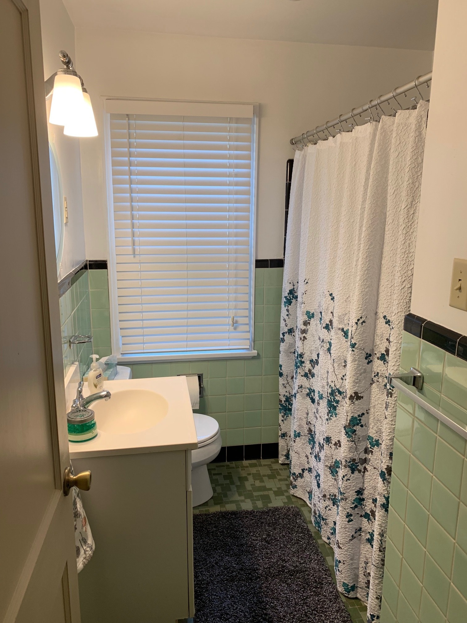 Building Photo - 409 W Arrowhead Rd