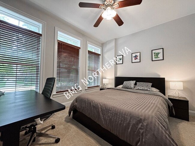 Building Photo - 9471 Canonbury Square