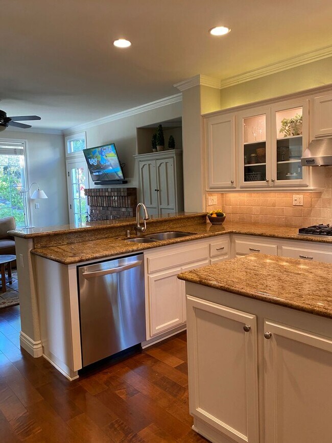 Building Photo - Private Courtyard Entry & Expansive Backyard Oasis