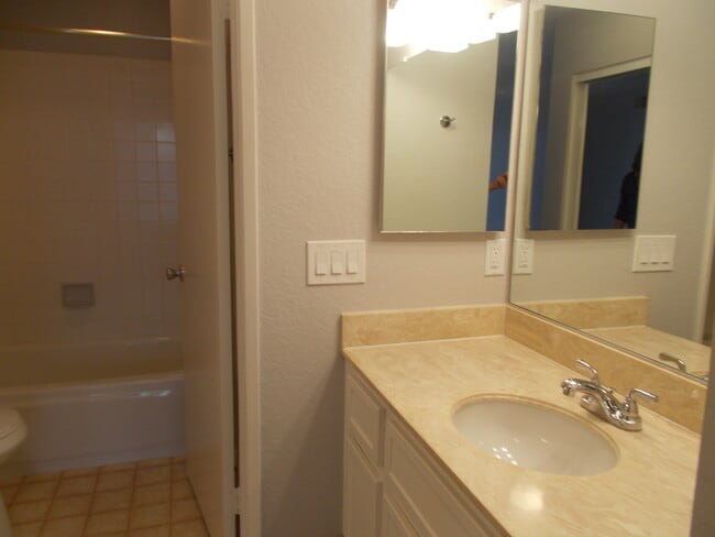 Building Photo - Terrific 2Br/2Ba upper Condo in StoneyBrook