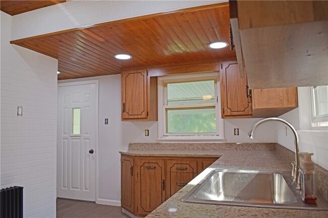 Building Photo - 905 Burchfield Rd