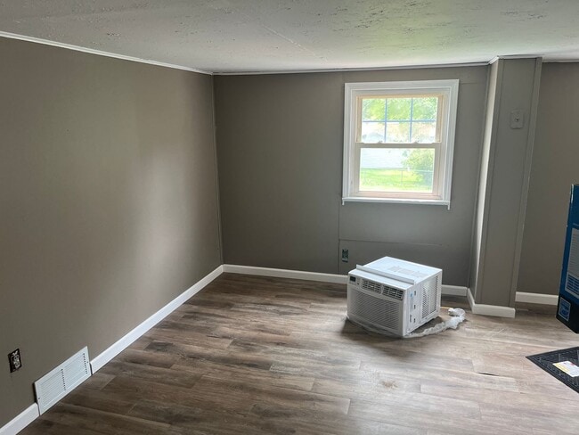Building Photo - 3 Bedroom/1 Bathroom Home For Lease