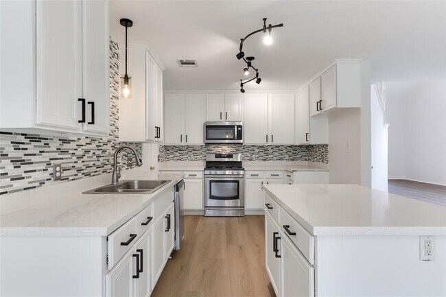 Building Photo - 16816 Dorman Dr