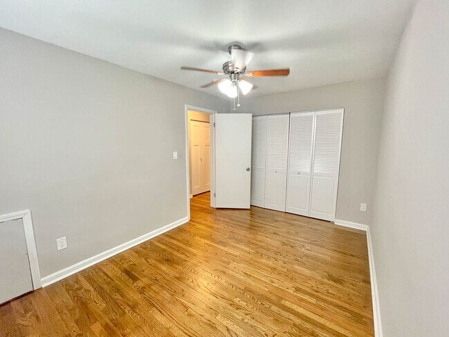 Building Photo - Birmingham Condo!