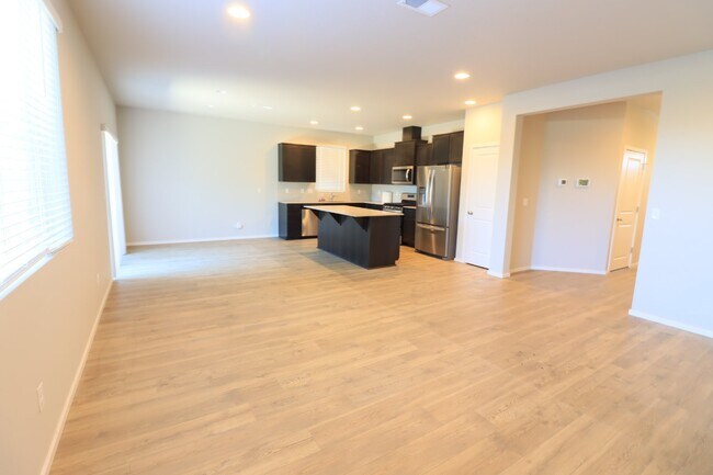Building Photo - 3/2.5 Home in SE Bend with access to commu...