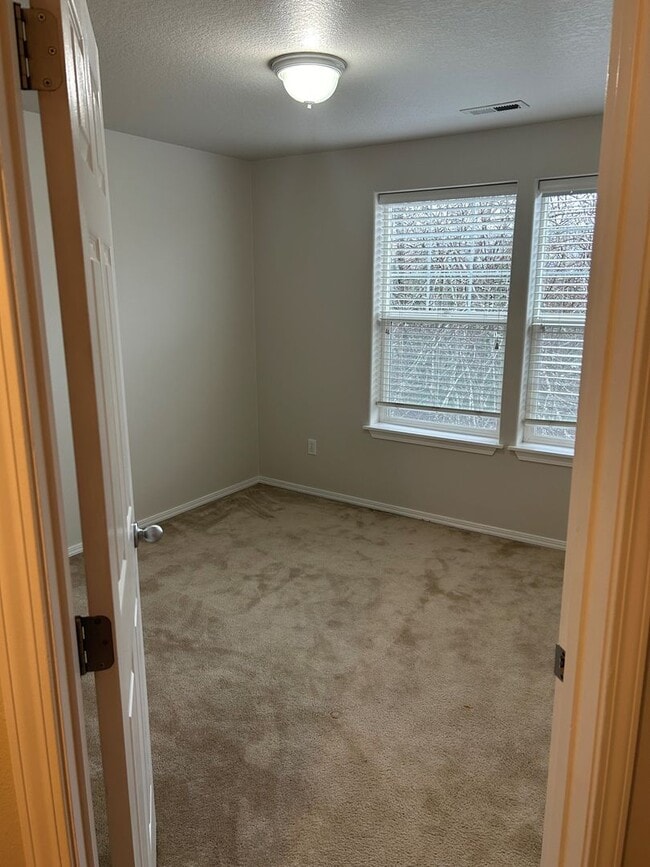 Building Photo - Bethany/NW Portland Home Updated with Hardwoods and Granite! Tons of Storage!