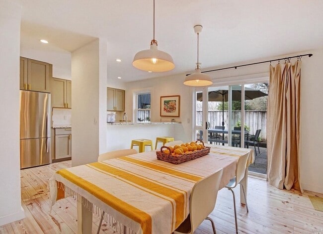 Building Photo - Beautiful Remodeled 2 Bedroom 2 Bath St. H...