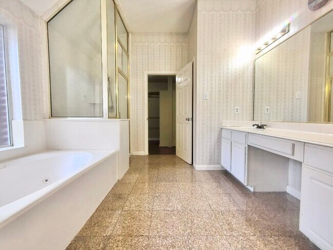 Building Photo - 1916 Lakewinds Dr