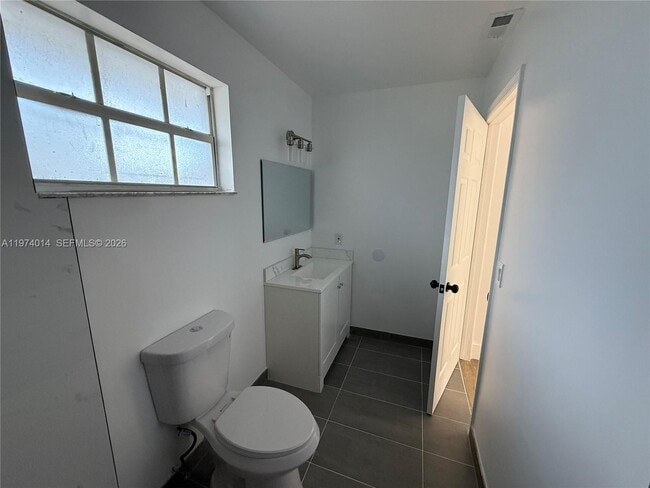 Building Photo - 617 NW 3rd Ave