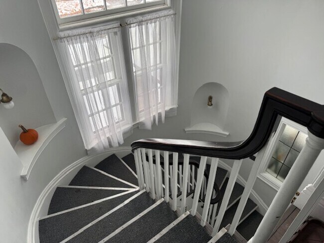 Building Photo - 775 University Ave