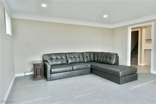 Building Photo - 9190 Warren Painsville