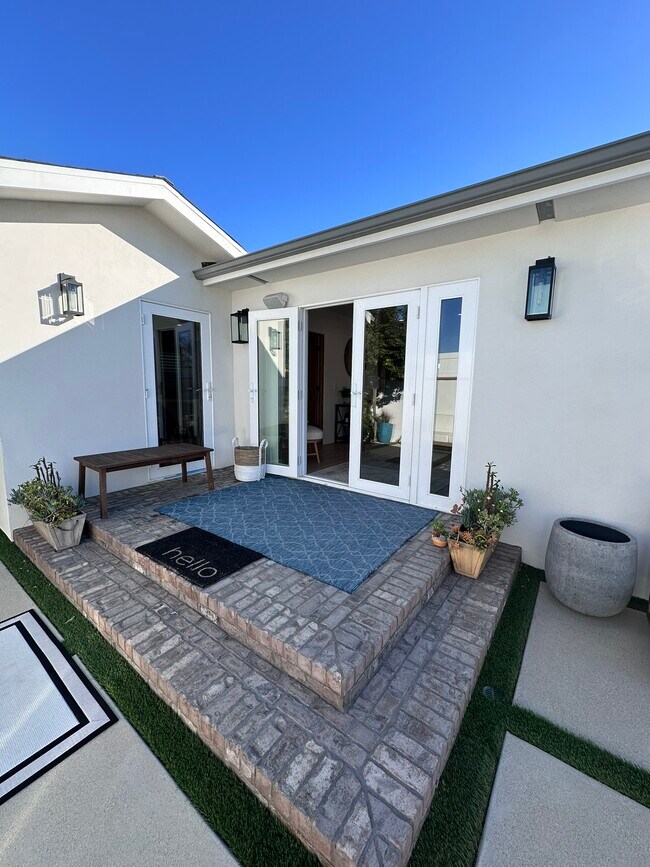 Building Photo - 2055 W 185th St