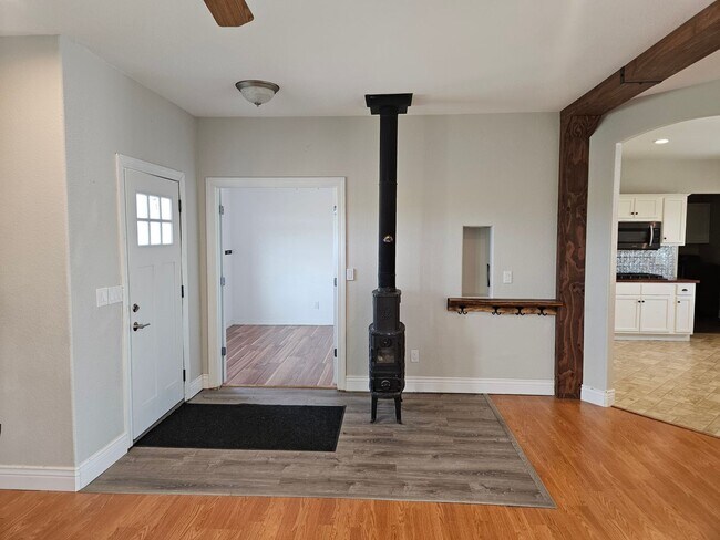 Building Photo - 5 Bed 3 Bath Ranch Home with 5 Acres.