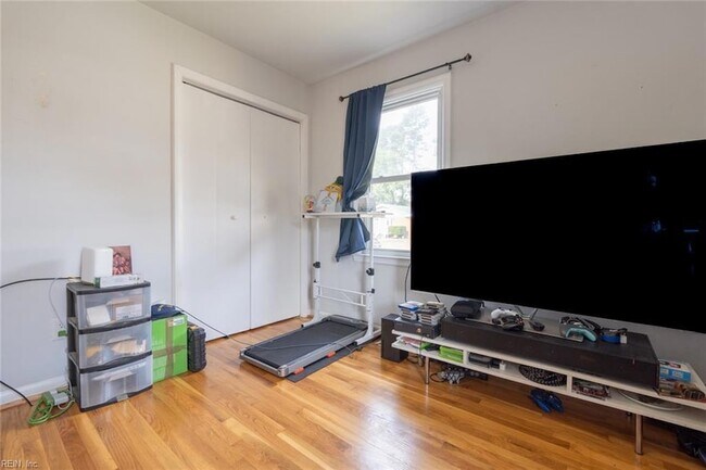 Building Photo - 1217 Lakeview Dr