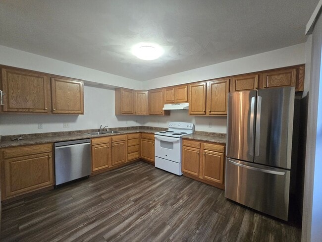 Building Photo - Large 3 Bedroom Townhouse in Burrell Schoo...