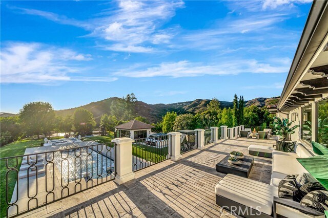 Building Photo - 2037 Delphine Ln