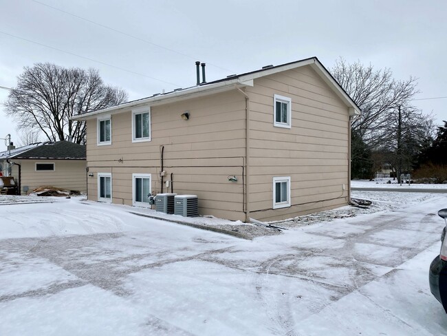 Building Photo - Aplin Duplex (4025/4027)