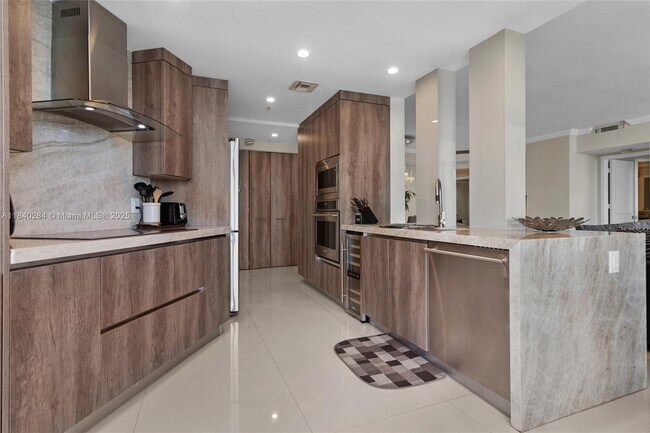 Building Photo - 848 Brickell Key Dr