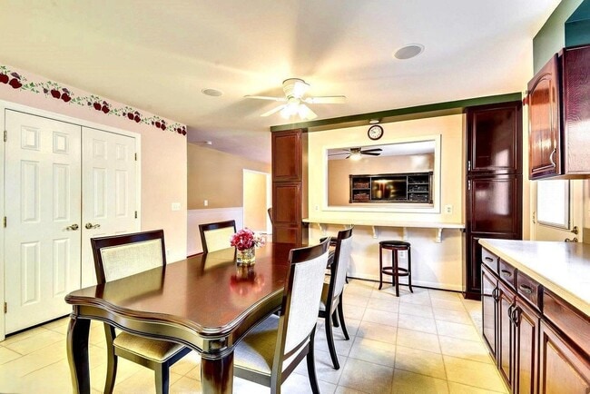 Building Photo - 13440 Carriage Hill Dr