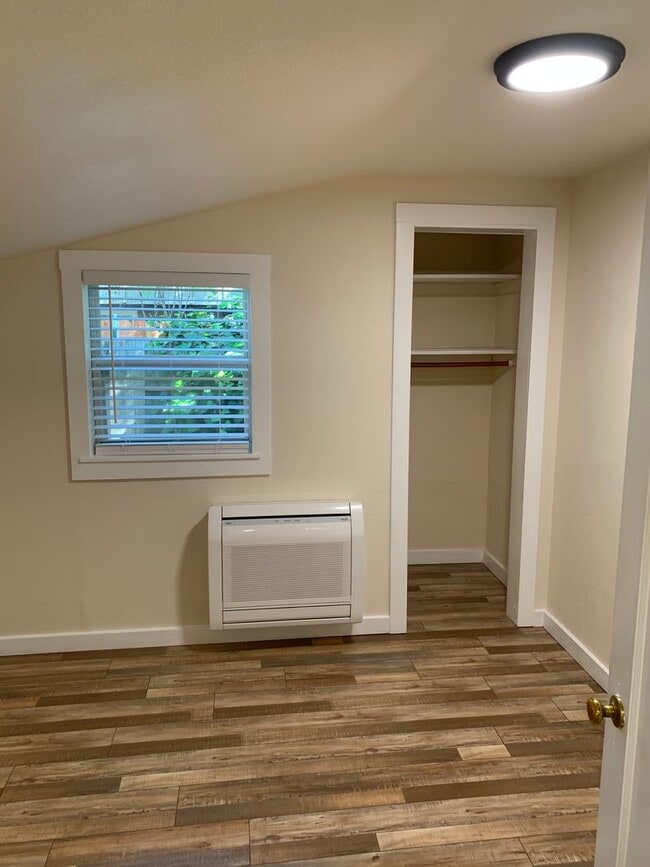 Building Photo - Cozy 2 Bedroom