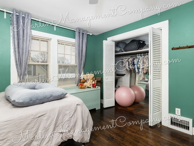 Building Photo - 906 S Barrett Ave