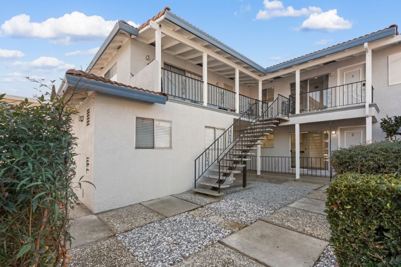 Building Photo - 3947 Vía Milano