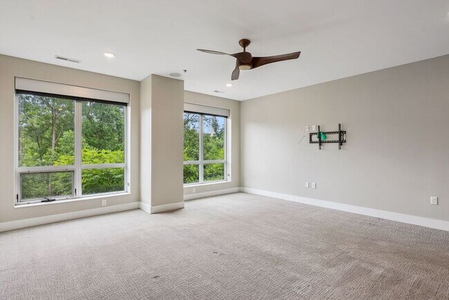 Building Photo - 105 N Riverview St