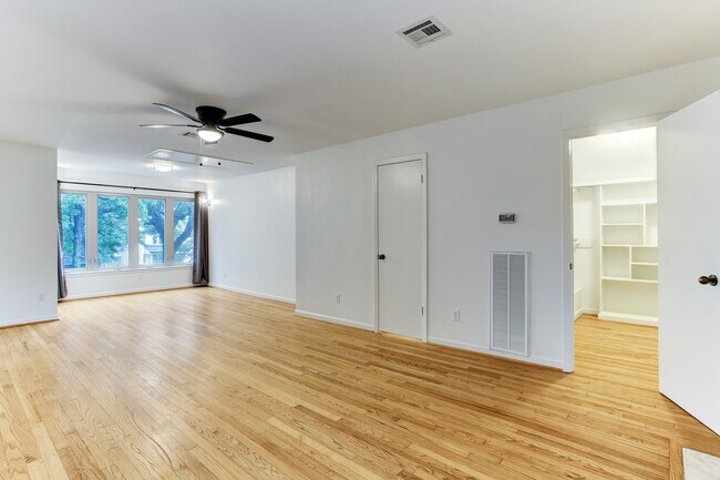 Building Photo - 613 E 21st St