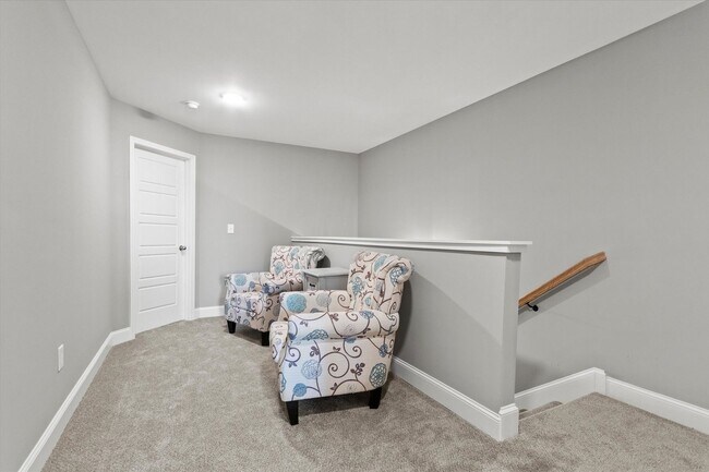 Building Photo - Thanksgiving Special! $300 Rent Credit for 12 Months on this Furnished Townhome!
