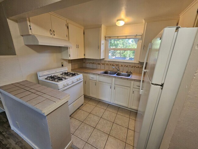 Building Photo - 2 Bedroom 1 Bath Upstairs Apartment in Chico!