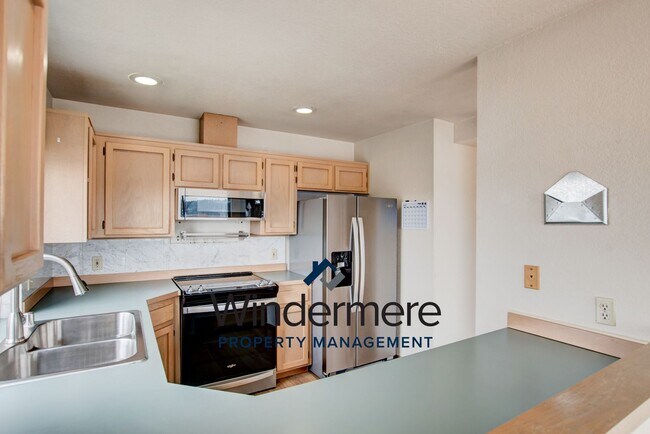 Building Photo - 3 bed 2 bath Condo with a View!