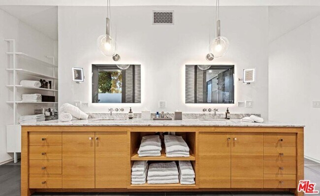 Building Photo - 727 N Beverly Glen Blvd