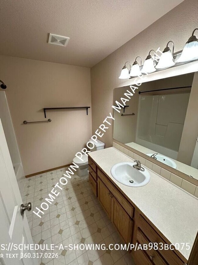 Building Photo - 9420 Fairhill Dr NE