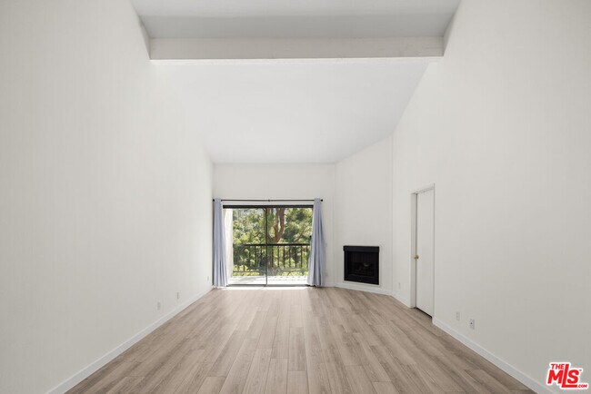 Building Photo - 1470 Palisades Dr