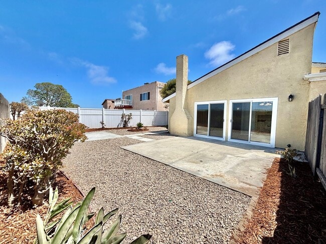 Building Photo - Oxnard | Welcome to the Pearl of Oxnard Du...